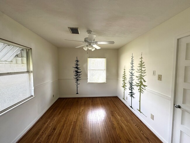 Building Photo - 903 Lamonte Ln