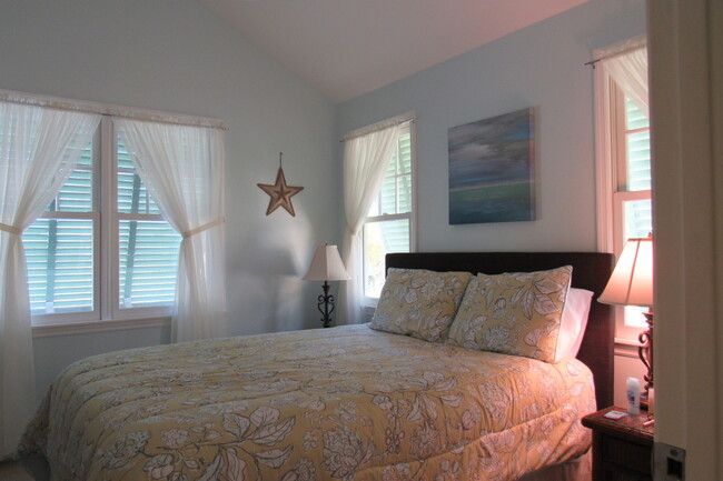 Building Photo - 6+ MONTH RENTAL-Beautifully Furnished 2 Be...