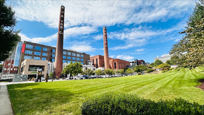 Building Photo - 2560 La Deara Crest Ln