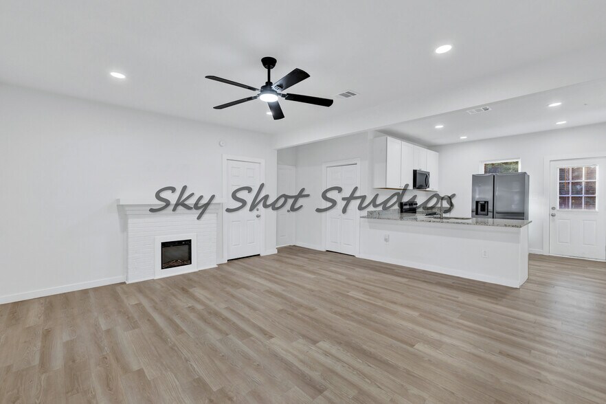 Building Photo - 326 W Rainey St