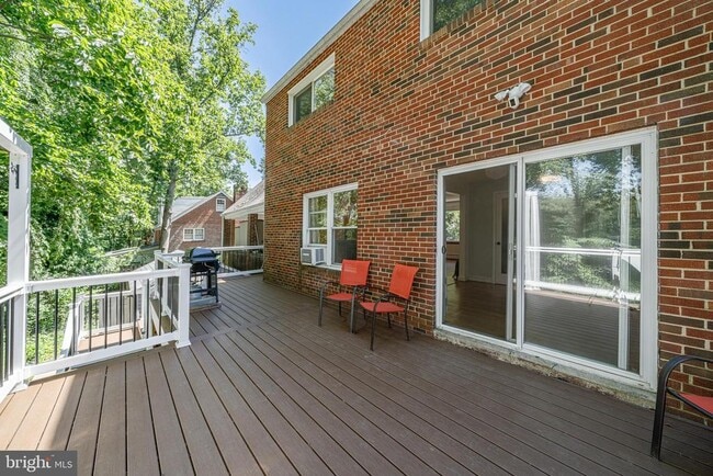 Building Photo - 18 Lakeside Dr