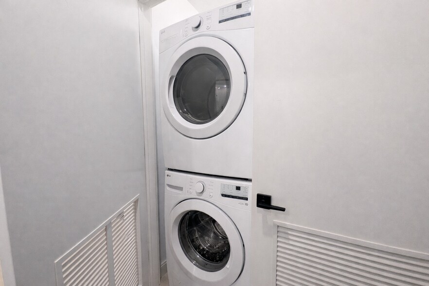 Building Photo - 948 W Sunnyside Ave