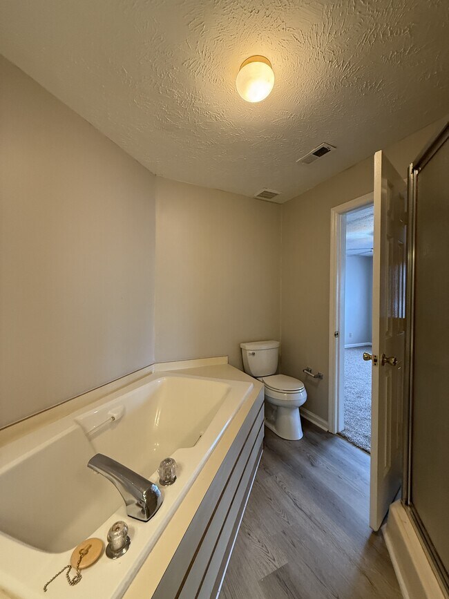 Building Photo - 979 Stewarts Creek Dr