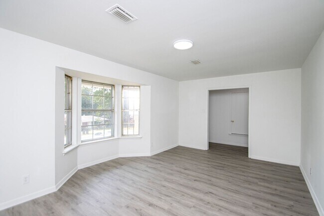 Building Photo - Welcome to a beautifully maintained 4-bedroom, 2-bathroom home located in the highly sought-after...