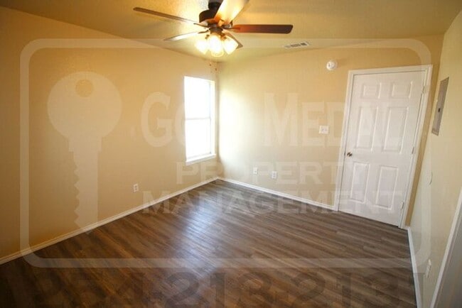 Building Photo - Cozy 3-bed, 2-bath fourplex now available for rent! - Don't miss out!