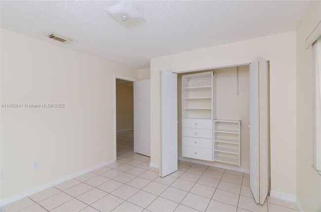 Building Photo - 3373 SW 28th Terrace