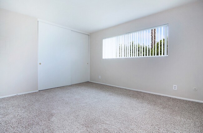 Building Photo - Los Timbres Street Duplex