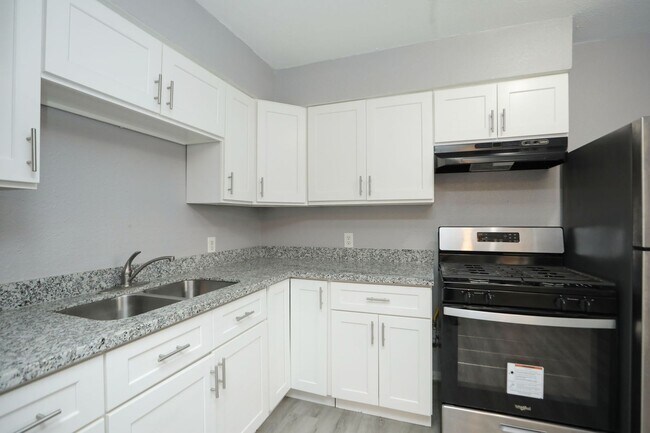 Building Photo - For Lease-Housing Vouchers Accepted | 2 Bed, 1 Bath | 800 Sq Ft | Sunnyside Place Community |