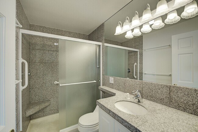 Building Photo - 2Bd/1.75Ba Kirkland Condo