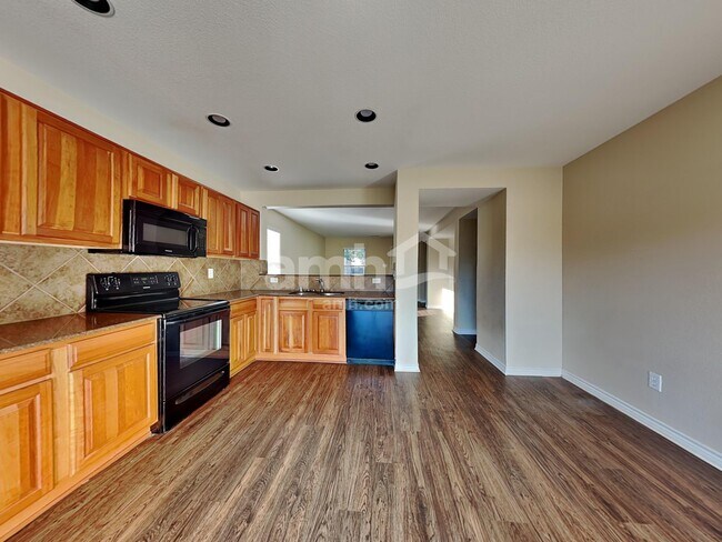 Building Photo - 6905 Planters Row Dr