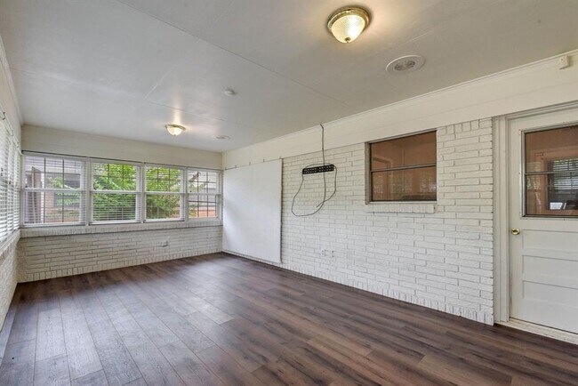 Building Photo - 803 Rosewood Dr