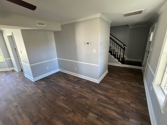 Building Photo - Remodeled bathrooms, new kitchen in this Nashville beauty - REDUCED!!