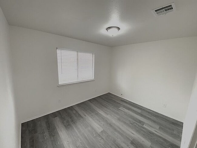 Building Photo - Remodeled Apple Valley 2Bd, 2Ba Apartment