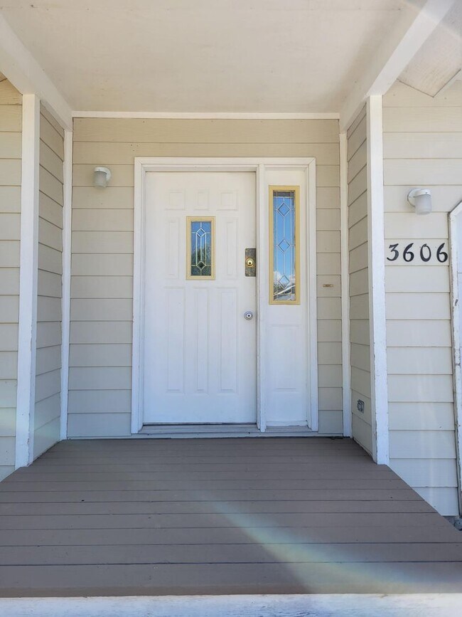 Building Photo - Newly remodeled 2 Bed, 2 Bath Duplex with ...