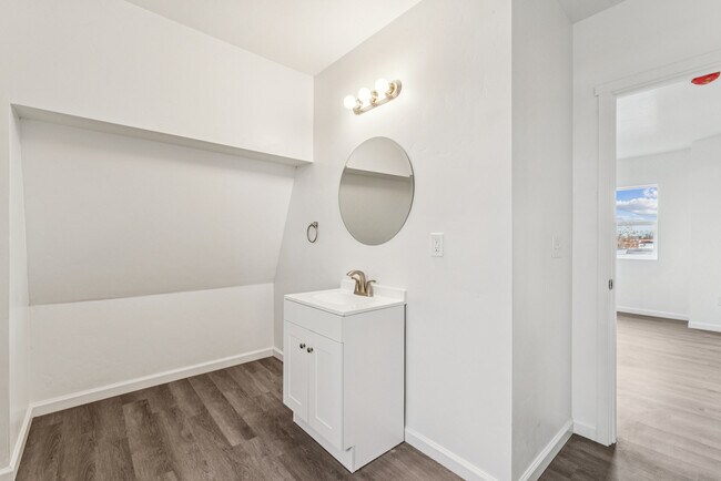 Building Photo - 913 1/2