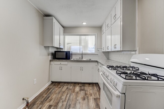 Building Photo - 711 Cherokee Dr