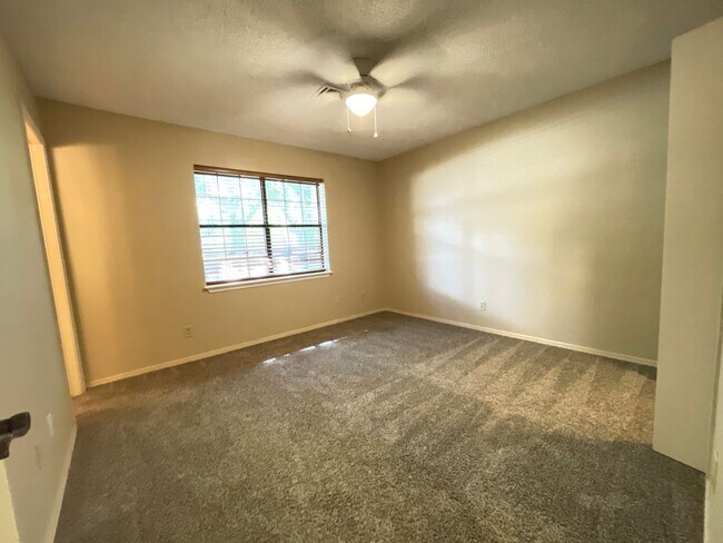 Building Photo - Charming 3-Bedroom with Fenced Yard & Cove...