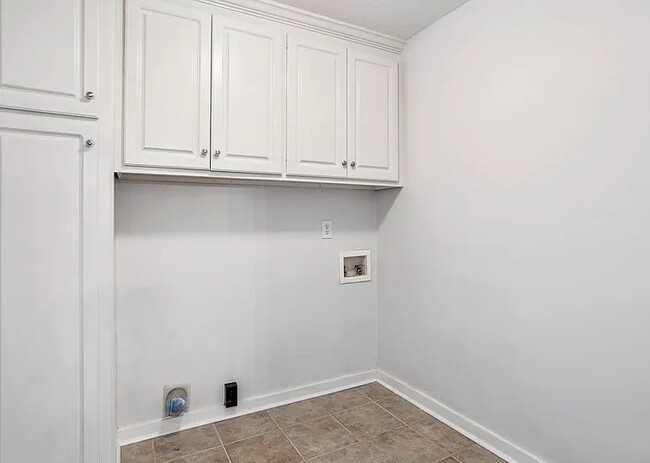 Building Photo - 4346 Manhassett Dr