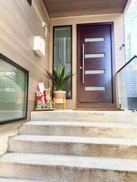 Building Photo - 4732 Mercier St