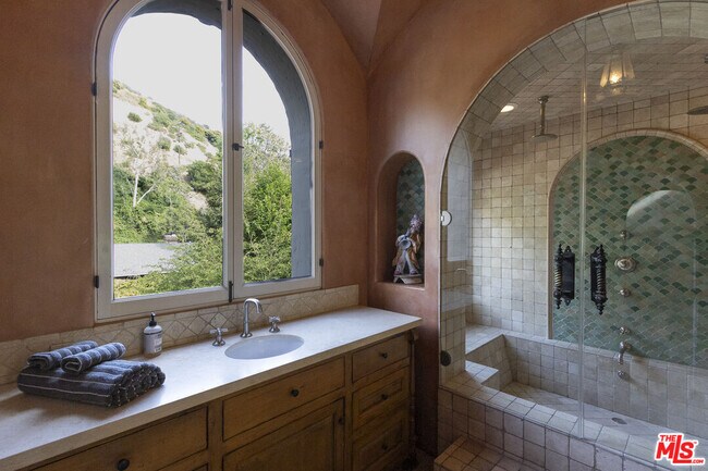 Building Photo - 1407 N Beverly Dr