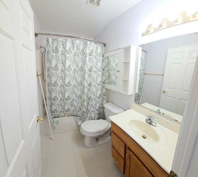 Building Photo - 3910 Old Elm Dr SE