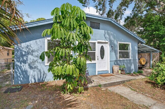 Building Photo - Location, Location, location! Large 3 Bedroom, 2 Bathroom Home for rent. This home has recently b...