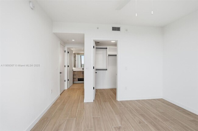 Building Photo - 3900 Alton Rd