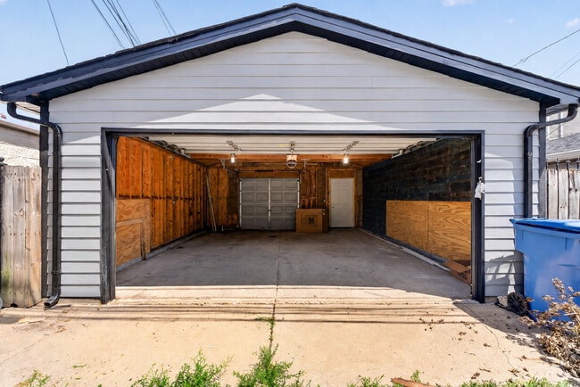 Building Photo - 3023 W Wellington Ave