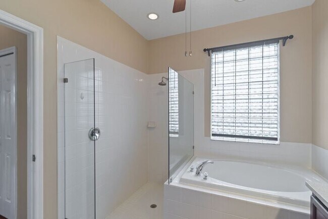 Building Photo - Executive Living Waits!