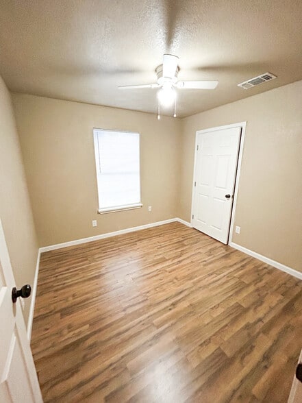 Building Photo - 614 W Peach St