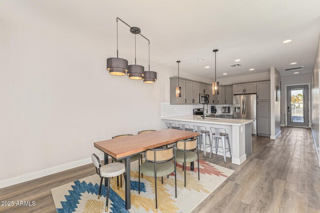 Building Photo - 2315 E Pinchot Ave