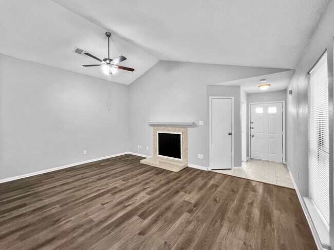 Building Photo - Charming 3-Bed, 2-Bath Home in Lewisville with Open Floor Plan & Fireplace