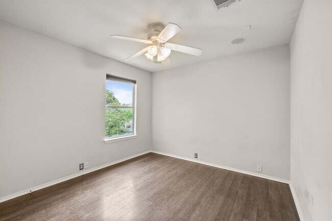 Building Photo - 2036 Kaiser Dr