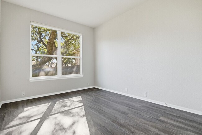 Building Photo - BEAUTIFUL 5 BEDROOM AND 3 BATH!!