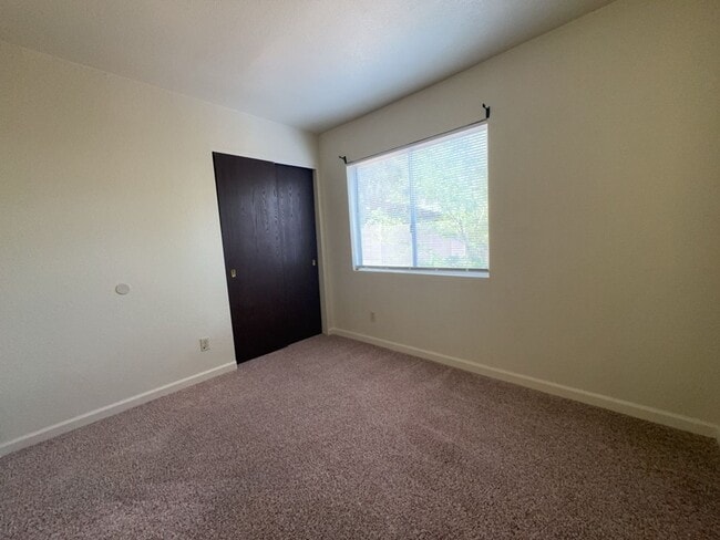 Building Photo - Spacious condo! Includes washer & dryer