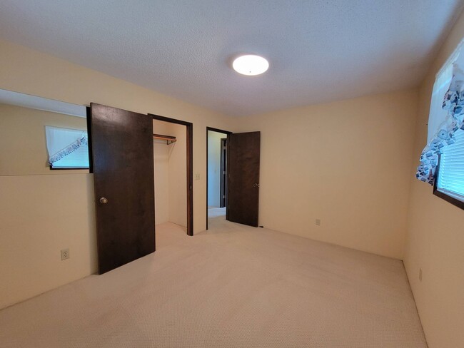 Building Photo - 511 W 45th Ave