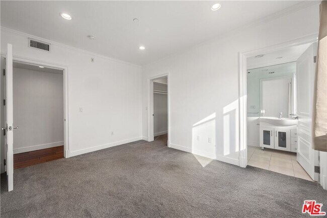 Building Photo - 918 S Wooster St