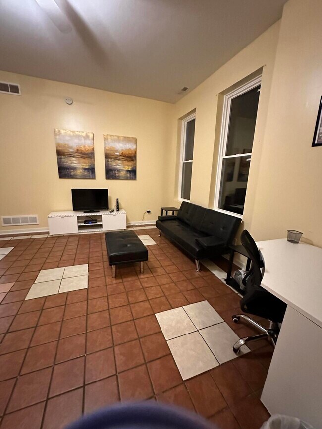 Building Photo - 646 Monmouth St