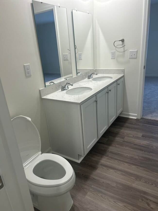 Building Photo - Brand New townhome in the heart of Newton!