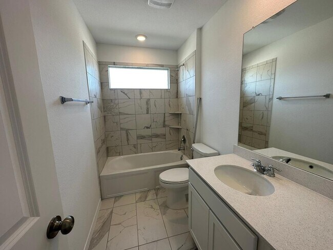 Building Photo - 425 Salt Springs Rd