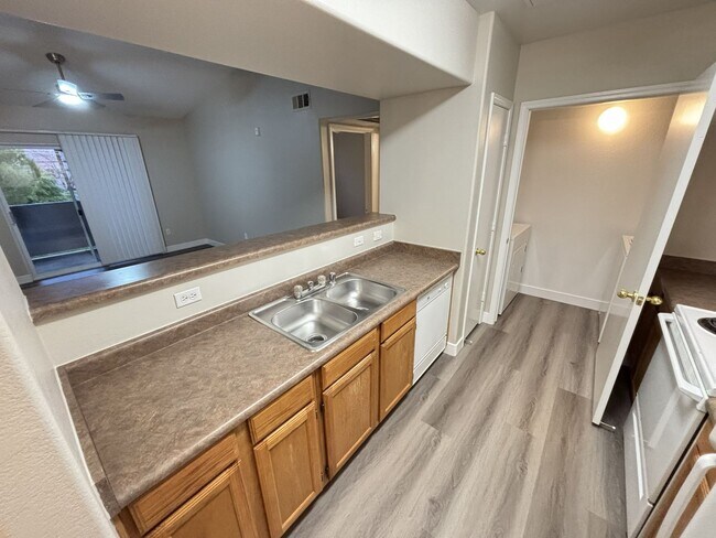 Building Photo - Beautiful 1Bed/1Bath/1Car 2nd floor Condo located in the beautiful Tuscano Gated Community!