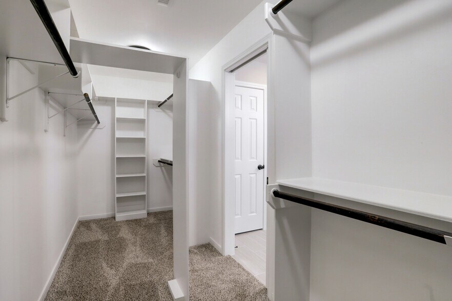 Building Photo - 7098 Shadow Lake Dr