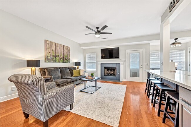 Building Photo - 701 SW Maidstone Ave