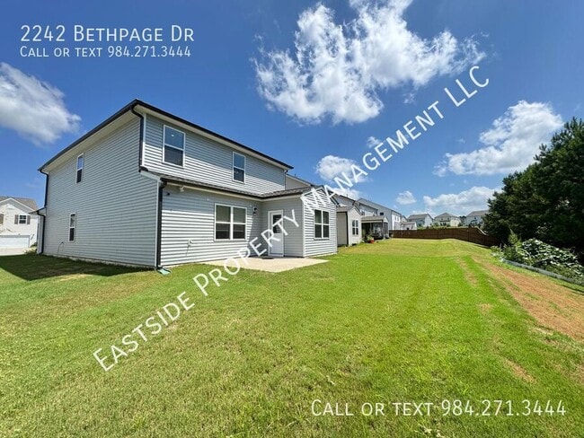Building Photo - 2242 Bethpage Dr