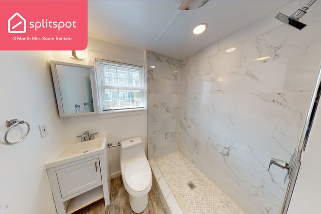 Building Photo - Private room in 4 bedroom Washington Apart...