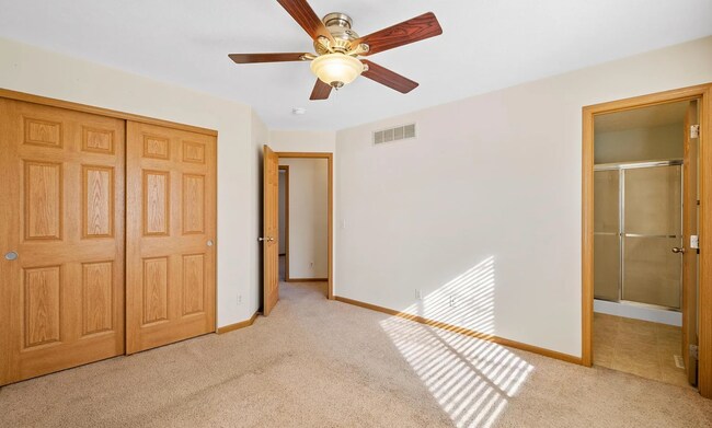 Building Photo - 3 Bedroom With Great Layout!!