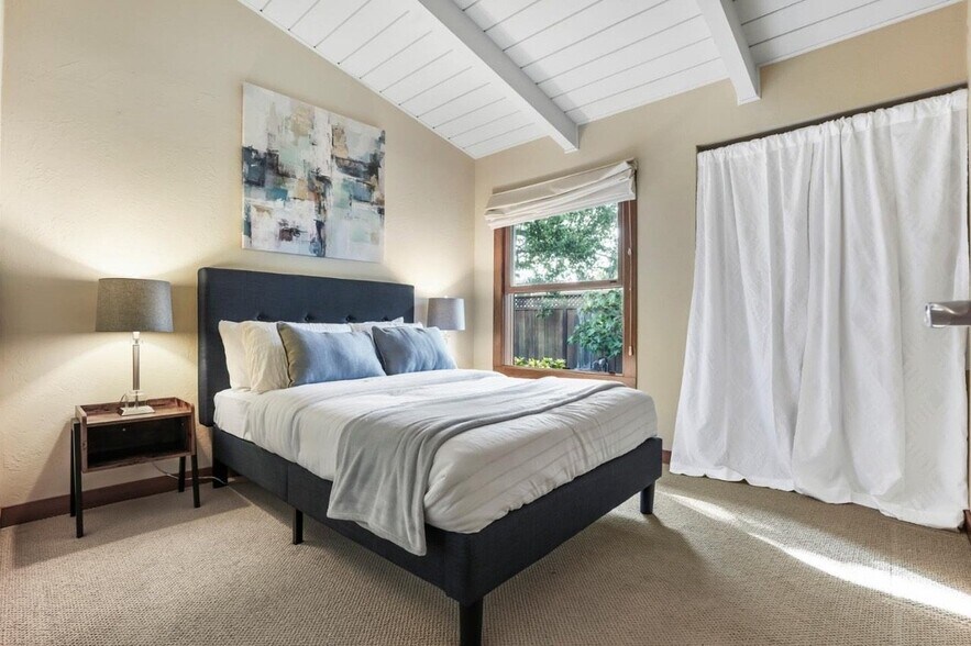 Building Photo - 2417 Johnson Pl