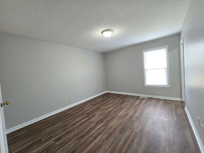 Building Photo - 1729 Crestview Dr