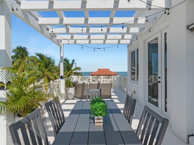 Building Photo - 317 E Seaview Cir