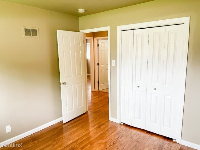 Building Photo - 3 br, 1 bath House - 139 Embassy Ln.